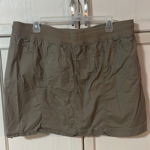 A tan skort   Great for the warm weather. Size 24 - Picture 5 of 7